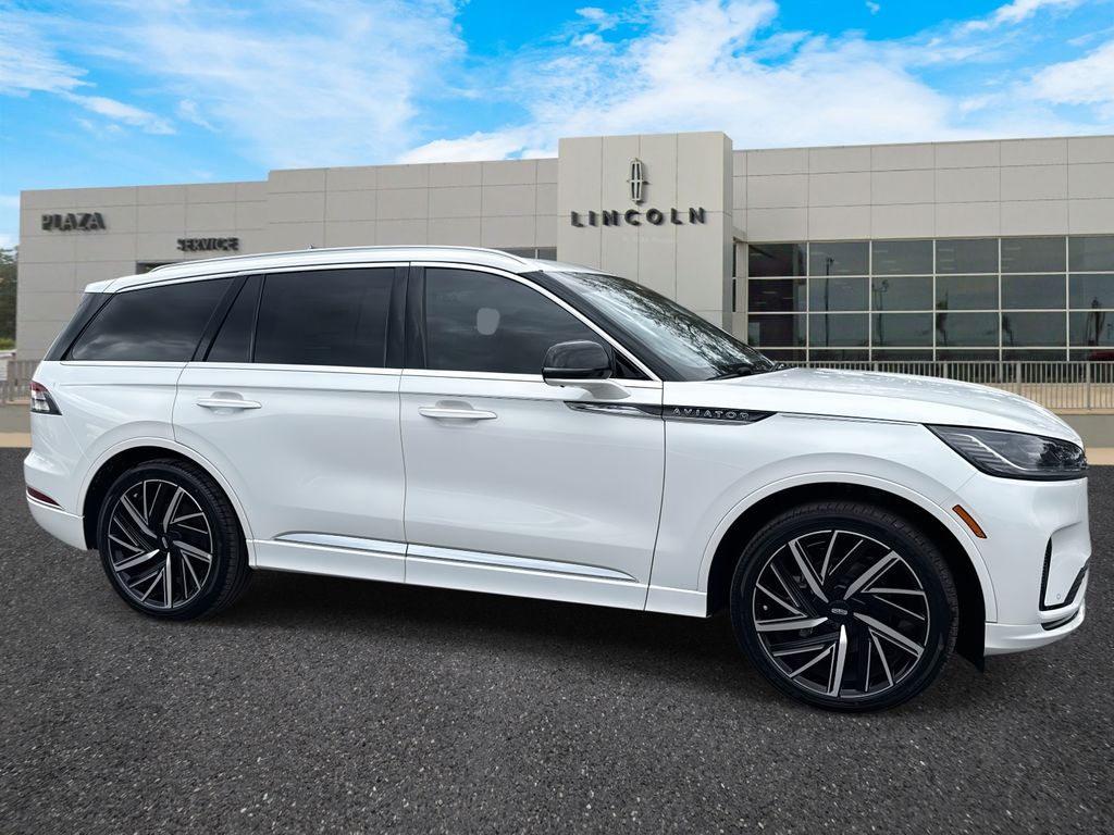 2025 Lincoln Aviator Black Label's photo