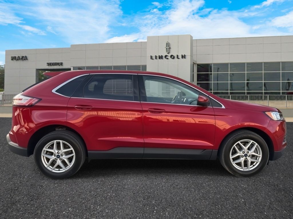 2022 Ford Edge SEL photo 2