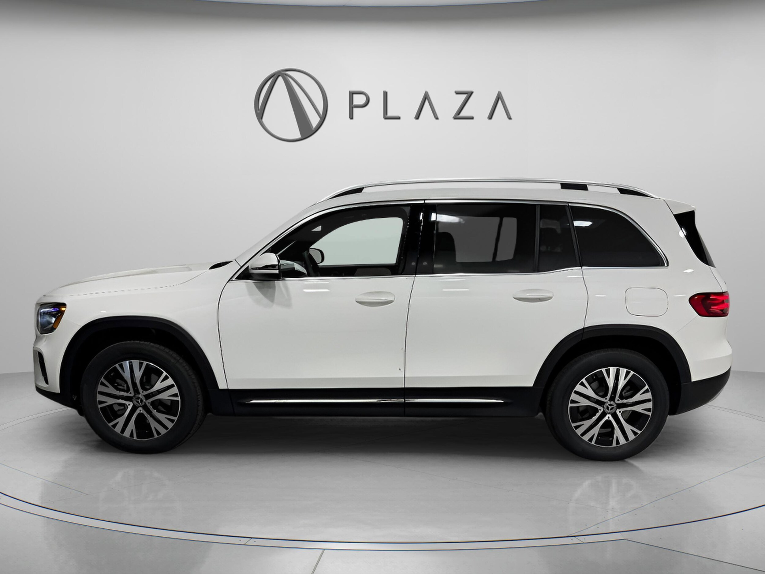 2026 Mercedes Benz GLB 250 4MATIC photo 2