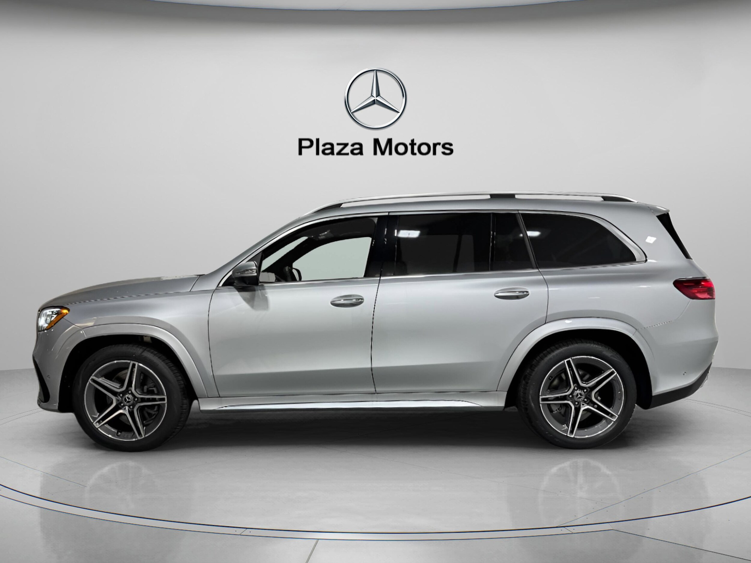 2025 Mercedes Benz GLS 450 4MATIC photo 2
