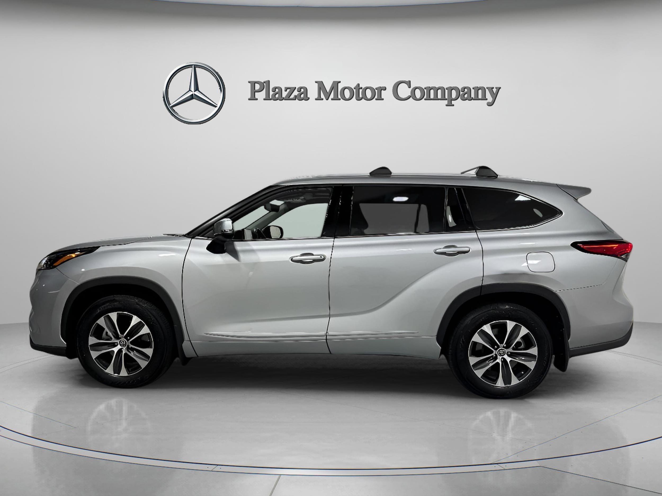Used 2022 Toyota Highlander XLE with VIN 5TDHZRBH5NS207097 for sale in Creve Coeur, MO