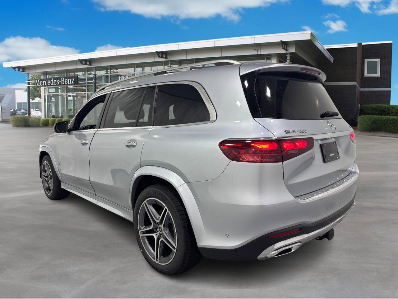 2025 Mercedes Benz GLS 450 4MATIC photo 3
