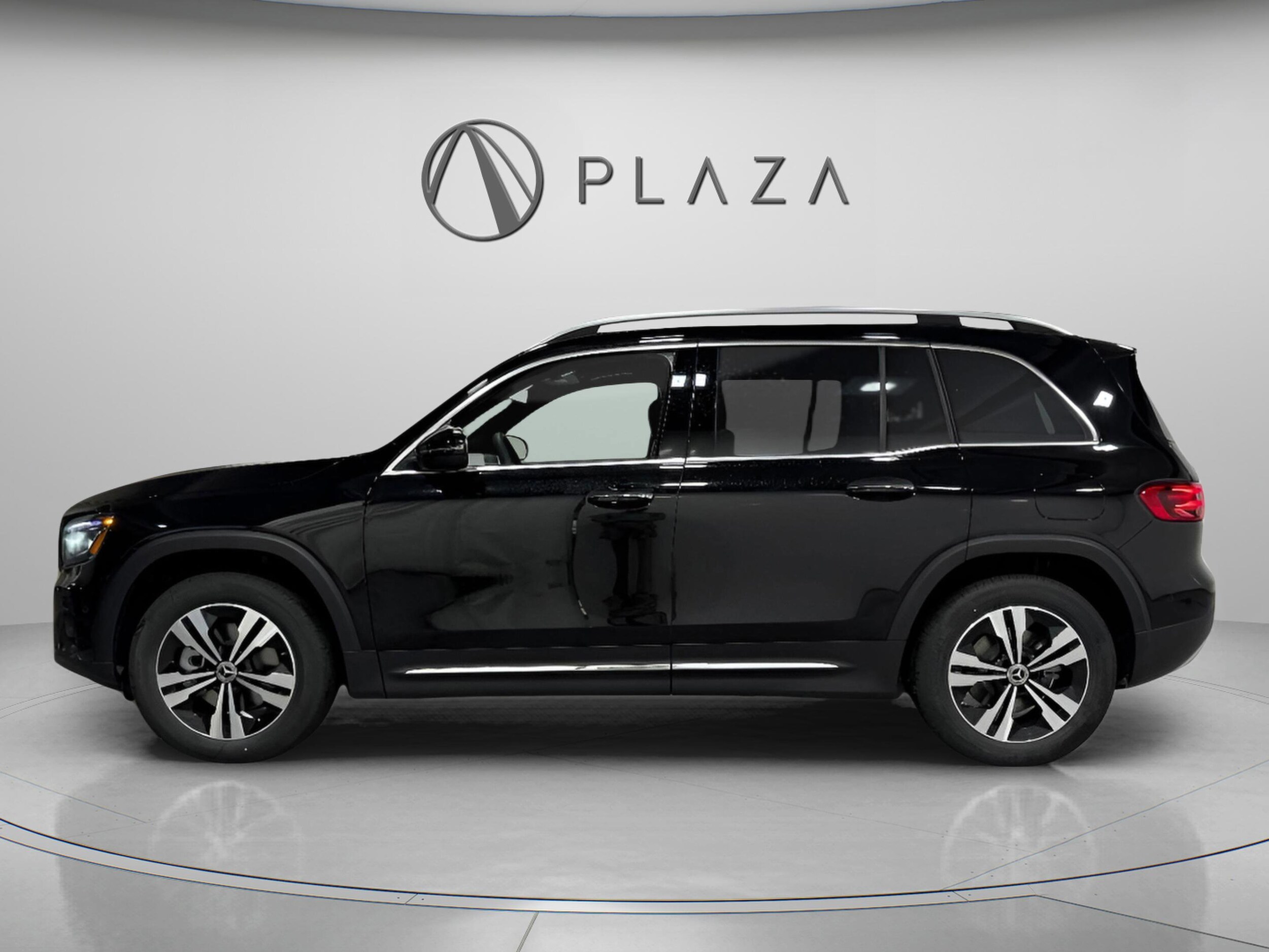2025 Mercedes Benz GLB 250 4MATIC photo 2