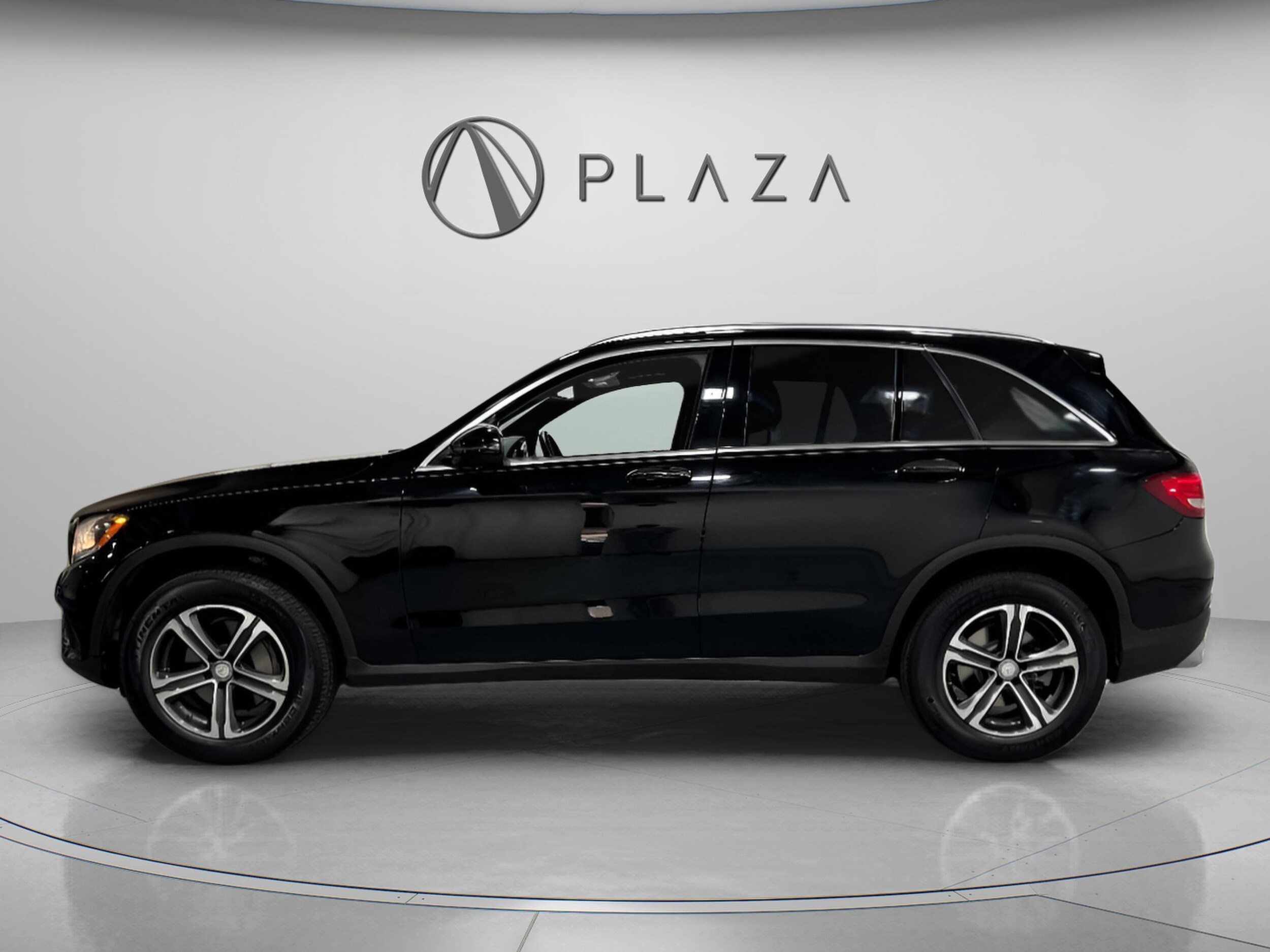 2017 Mercedes Benz GLC 300 4MATIC photo 2