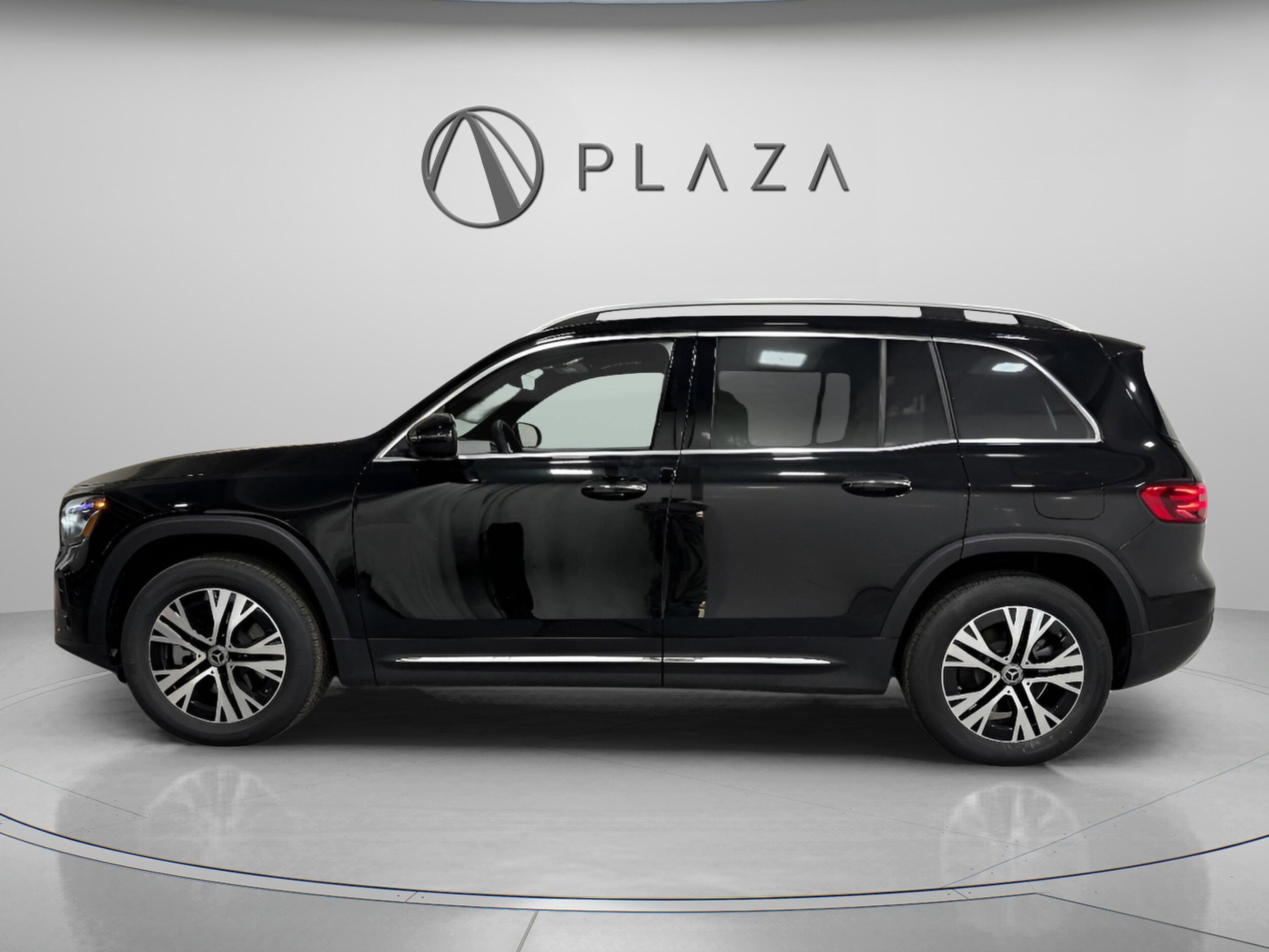 2026 Mercedes Benz GLB 250 4MATIC photo 2