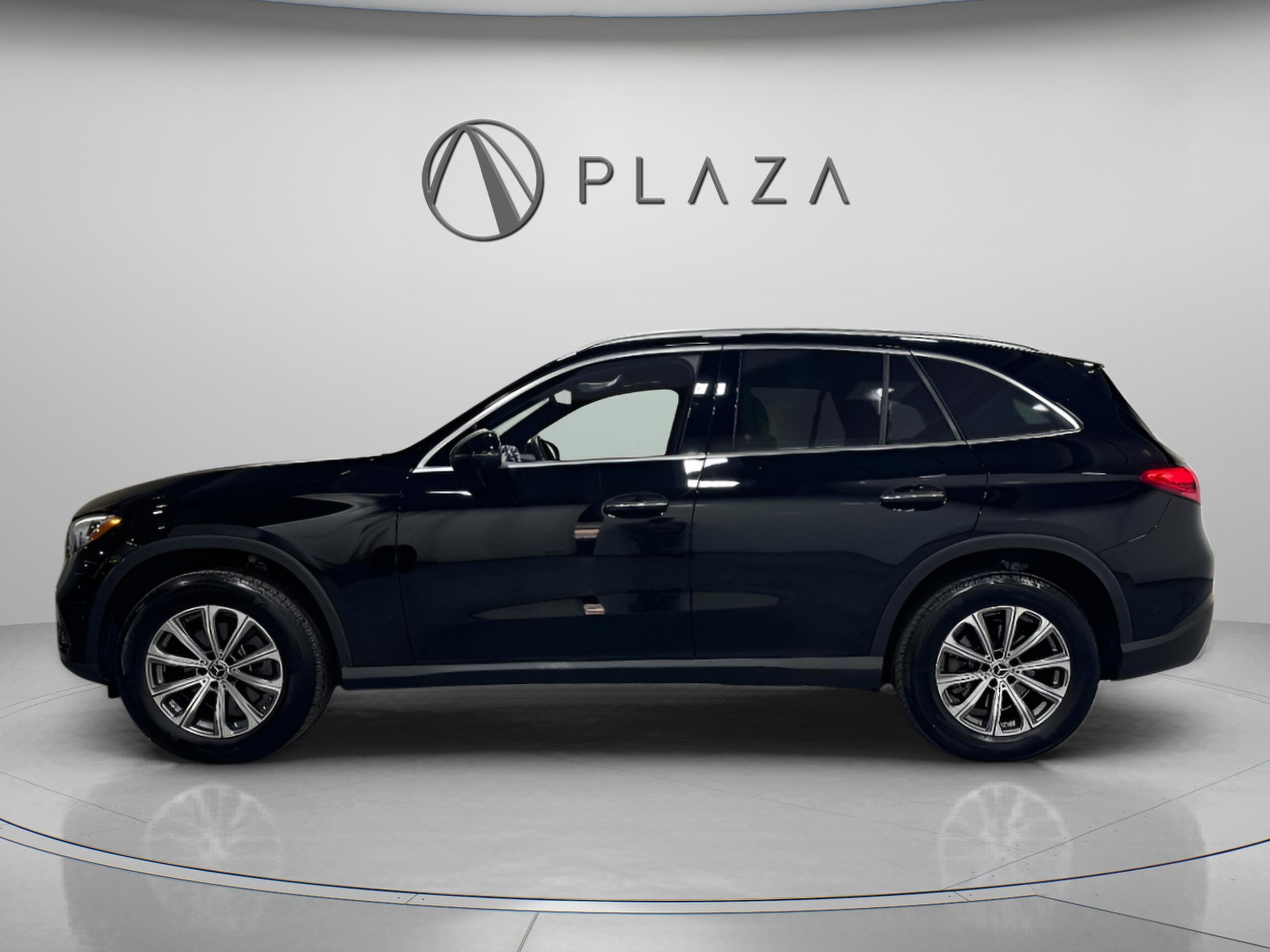 2025 Mercedes Benz GLC 300 4MATIC photo 2