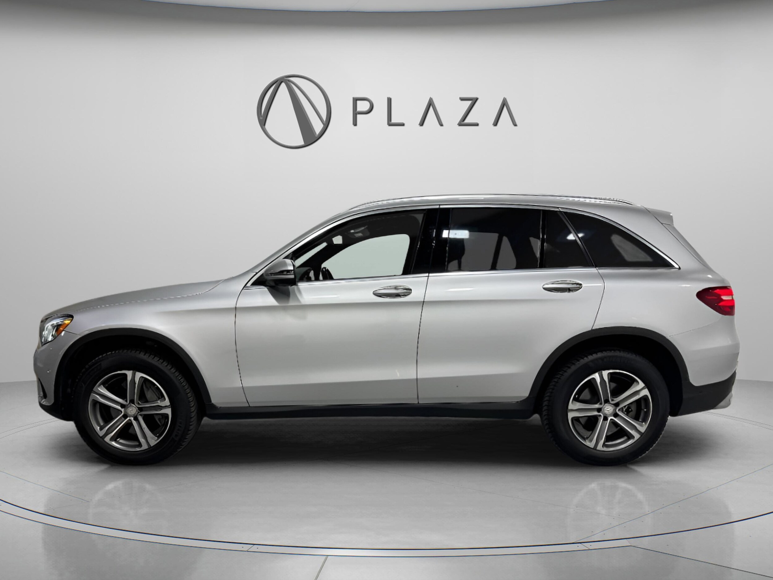 2017 Mercedes Benz GLC 300 4MATIC photo 2
