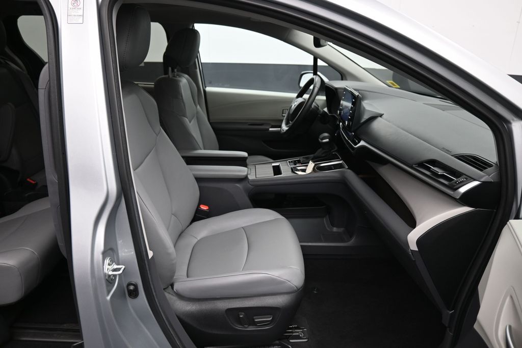 2024 Toyota Sienna XLE - Photo 27