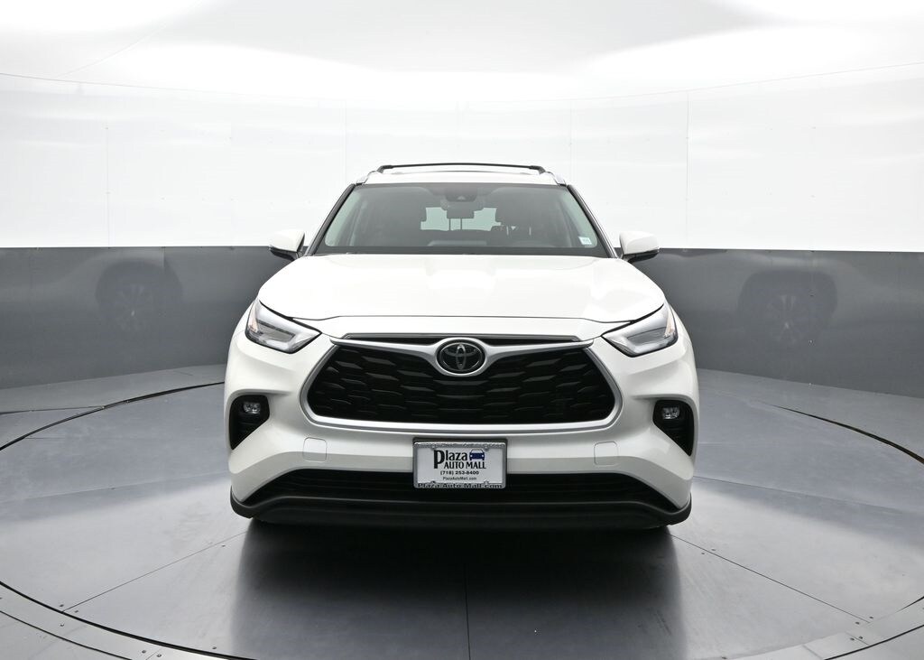 2021 Toyota Highlander XLE photo 2