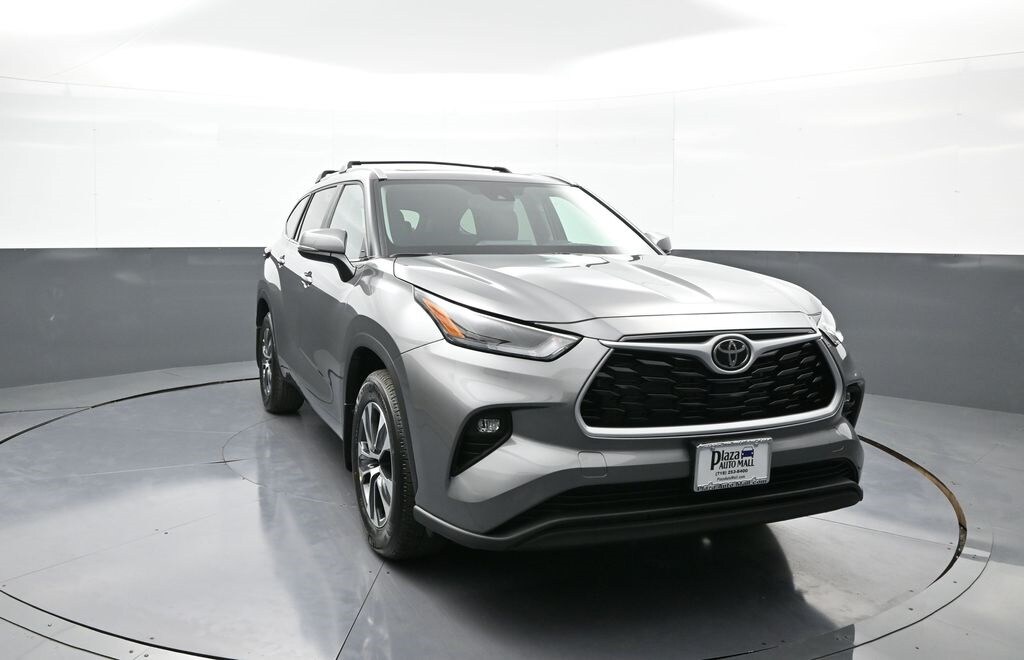 2025 Toyota Highlander XLE photo 3