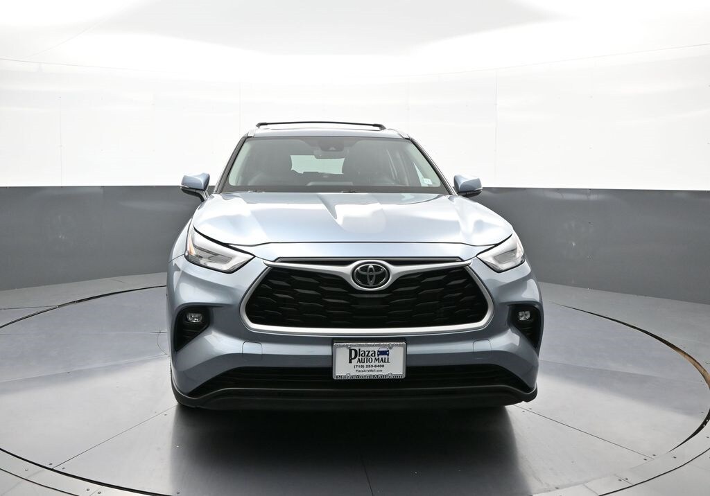 2022 Toyota Highlander XLE photo 2