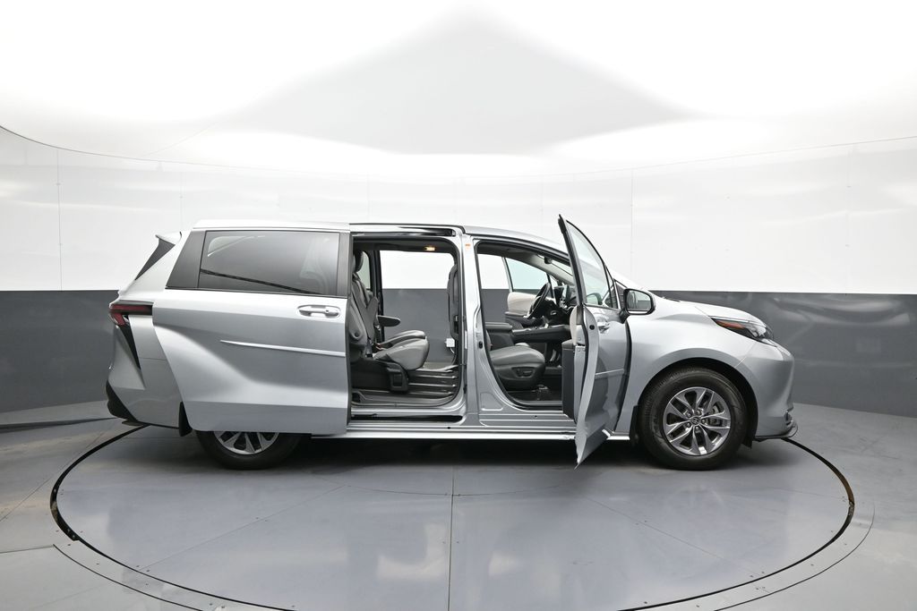 2024 Toyota Sienna XLE - Photo 44