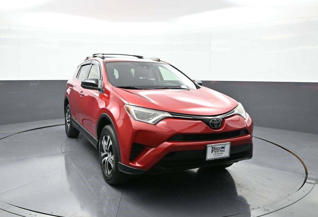 2017 Toyota RAV4 LE photo 3