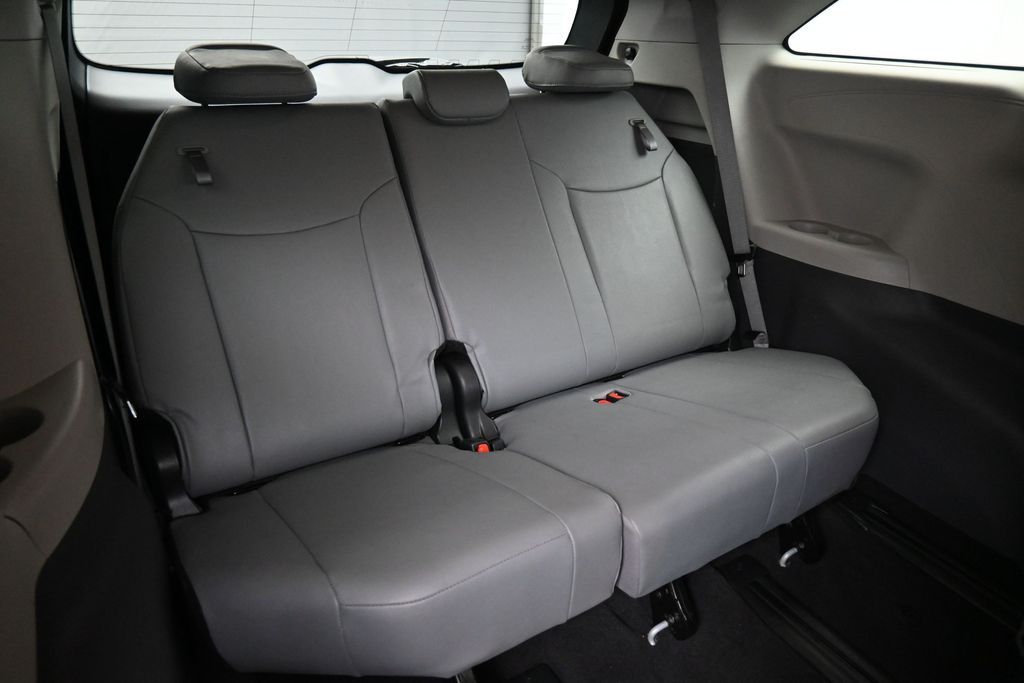 2024 Toyota Sienna XLE - Photo 25