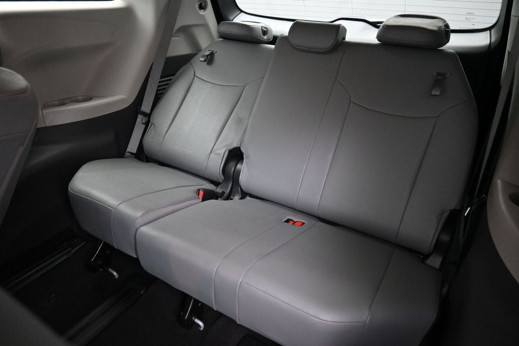 2024 Toyota Sienna XLE - Photo 21