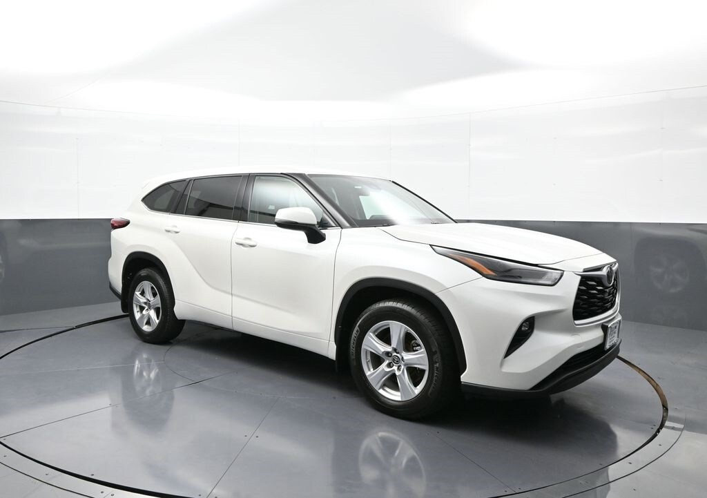 2021 Toyota Highlander LE photo 4