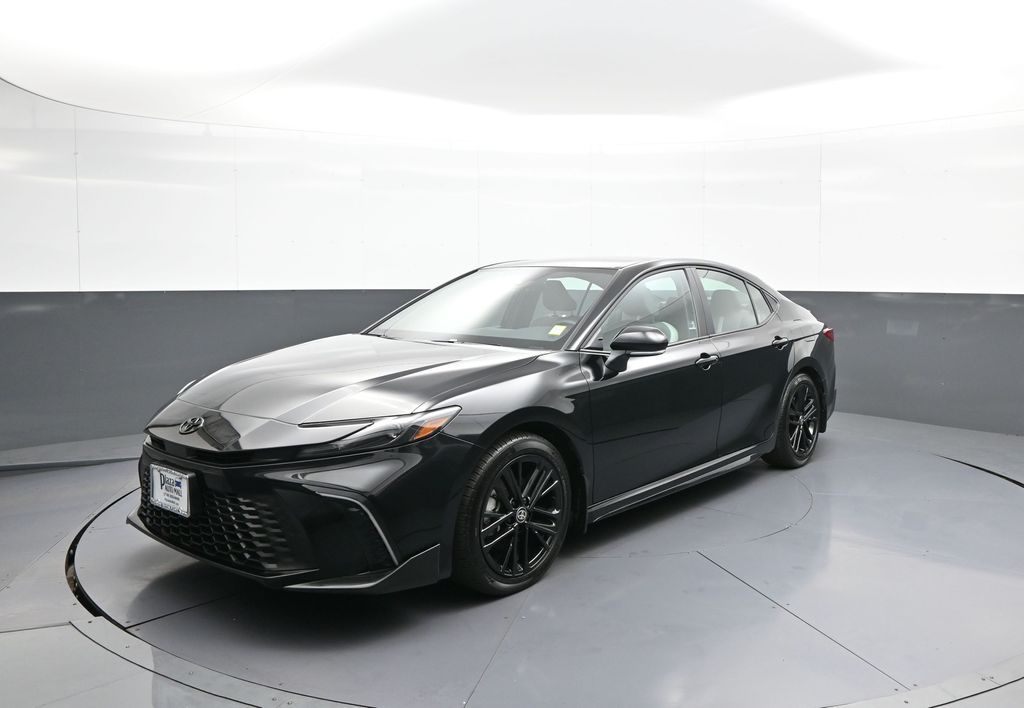 2025 Toyota Camry SE Hybrid's photo