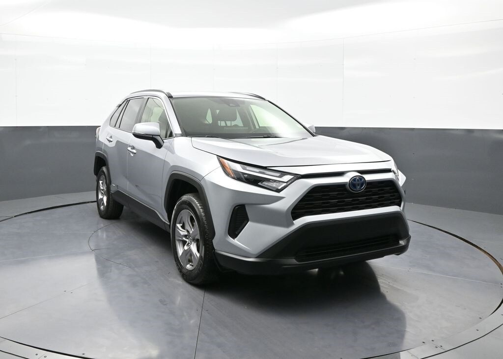 2024 Toyota RAV4 Hybrid XLE photo 3