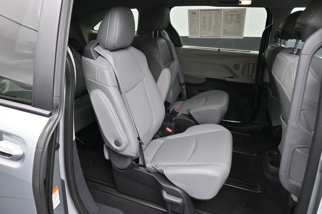 2024 Toyota Sienna XLE - Photo 26