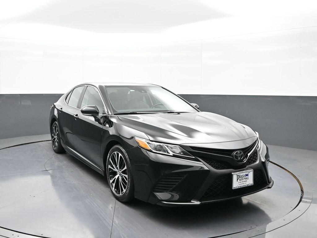 2019 Toyota Camry SE photo 3