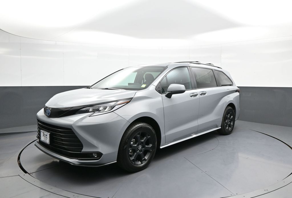 2025 Toyota Sienna Woodland Edition Hybrid AWD's photo