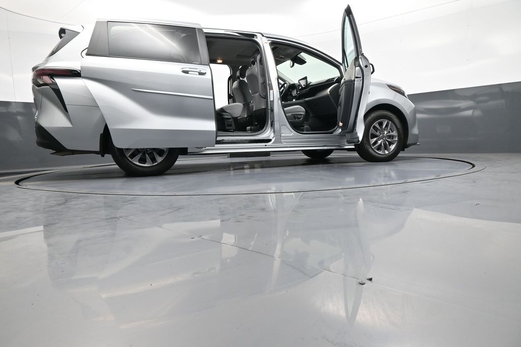 2024 Toyota Sienna XLE - Photo 50