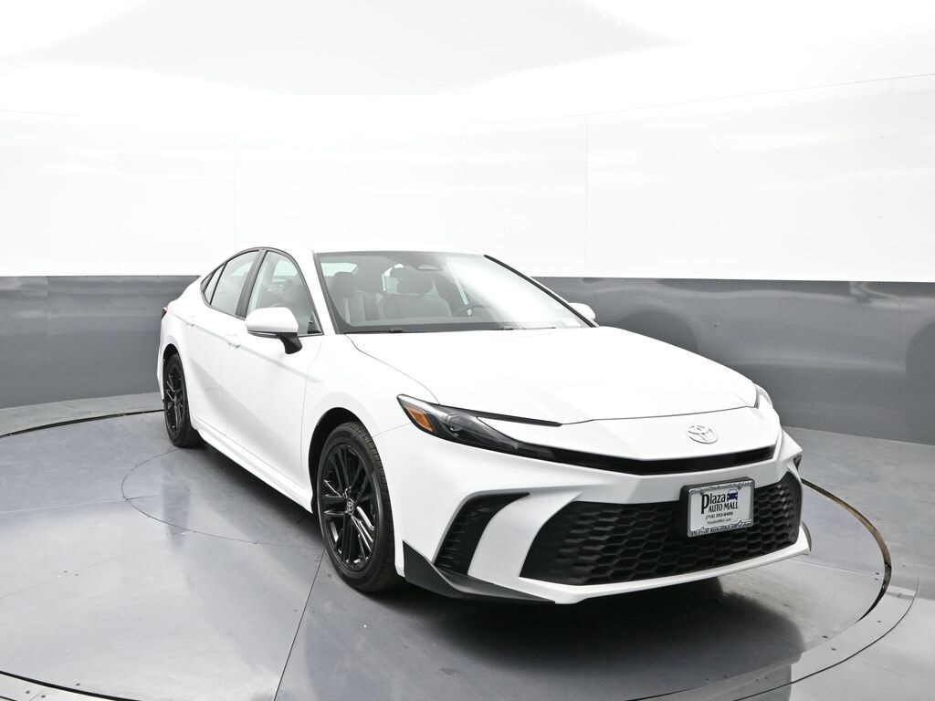 2025 Toyota Camry SE Hybrid photo 3