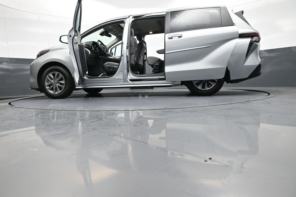 2024 Toyota Sienna XLE - Photo 51