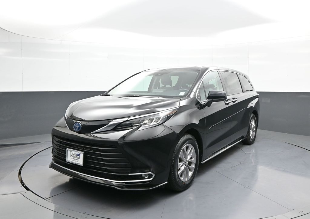 2022 Toyota Sienna XLE's photo