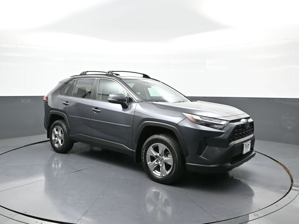 2022 Toyota RAV4 XLE photo 3