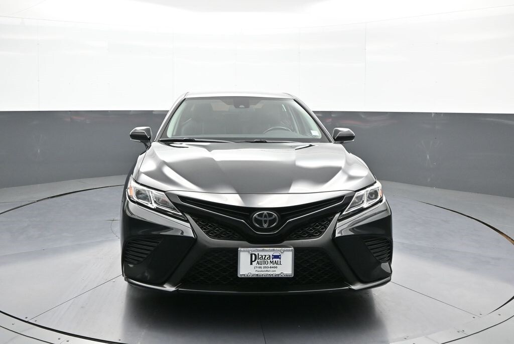 2019 Toyota Camry SE photo 2