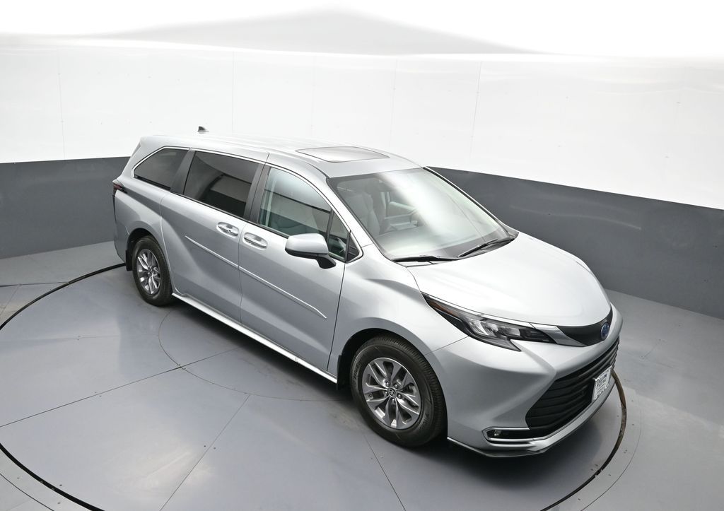 2024 Toyota Sienna XLE - Photo 38