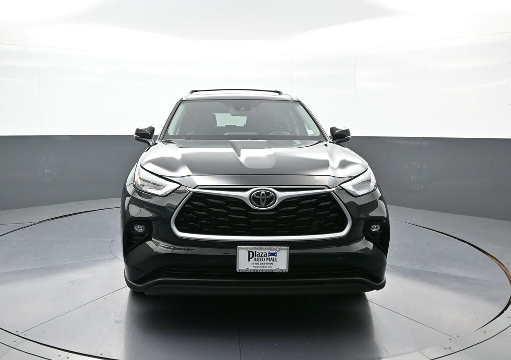 2023 Toyota Highlander XLE photo 2