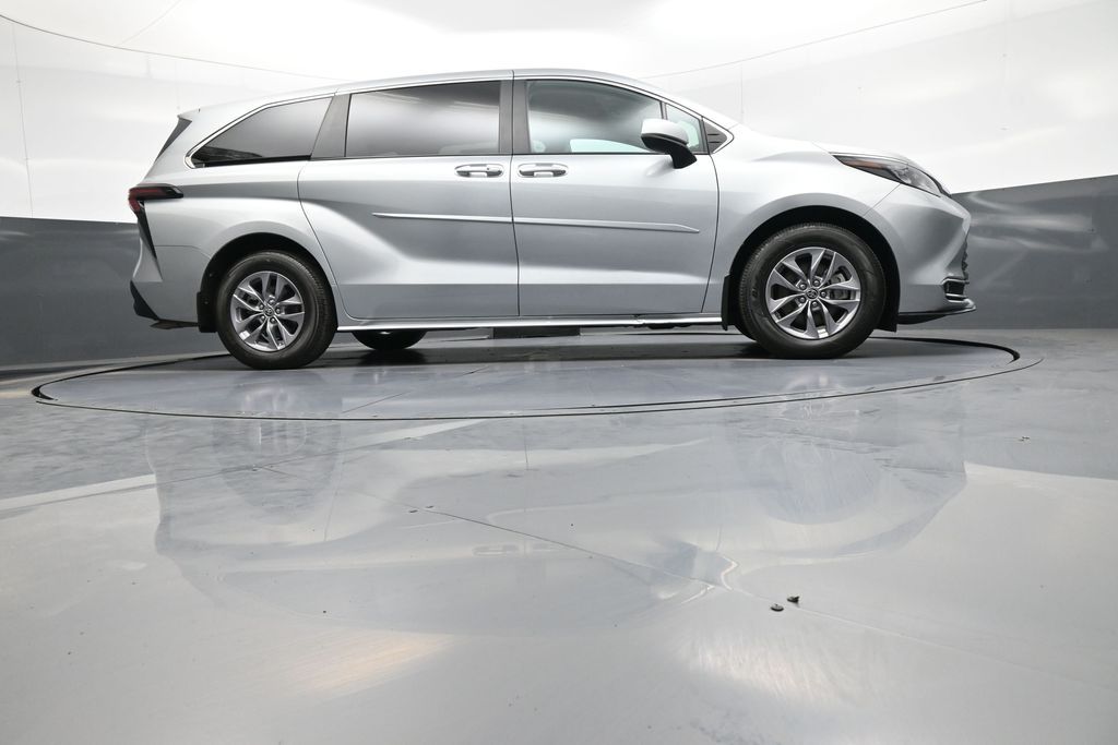 2024 Toyota Sienna XLE - Photo 31