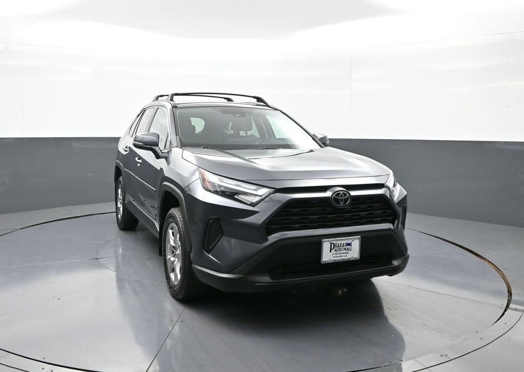 2022 Toyota RAV4 XLE photo 2