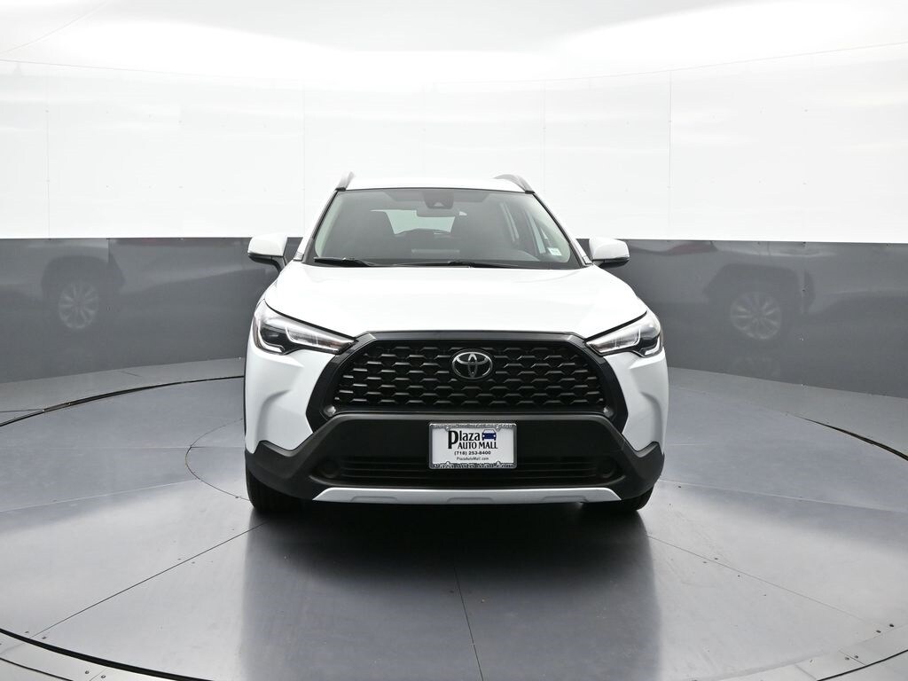 2022 Toyota Corolla Cross LE photo 2