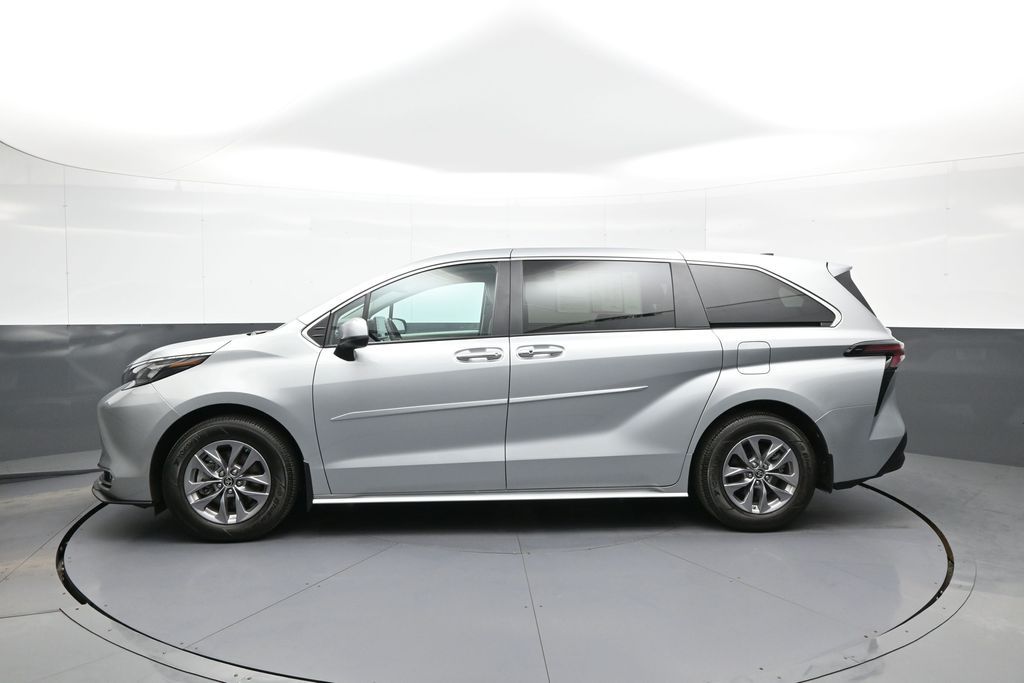 2024 Toyota Sienna XLE - Photo 9