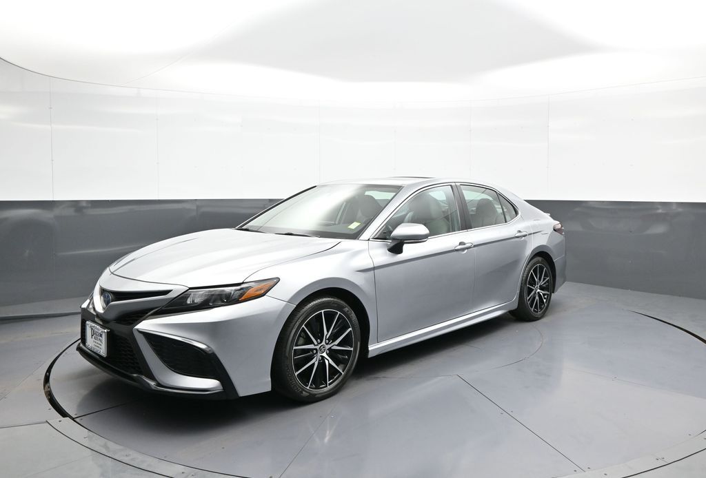 2023 Toyota Camry SE Hybrid's photo