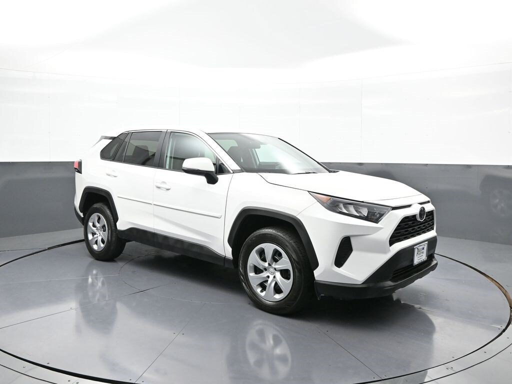 2022 Toyota RAV4 LE photo 3