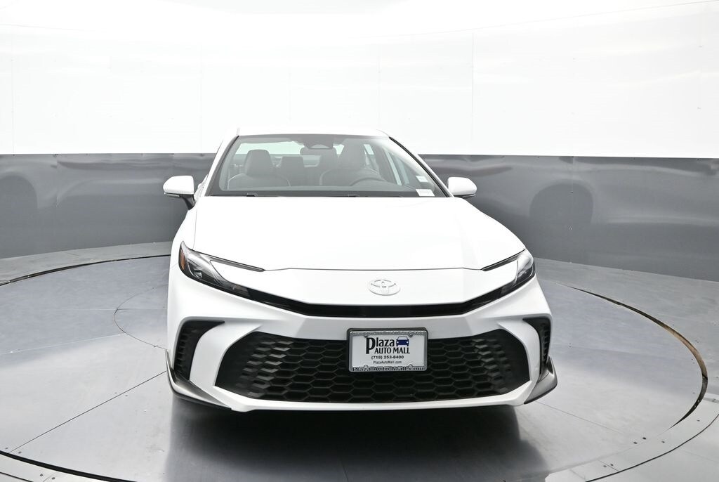 2025 Toyota Camry SE Hybrid photo 2