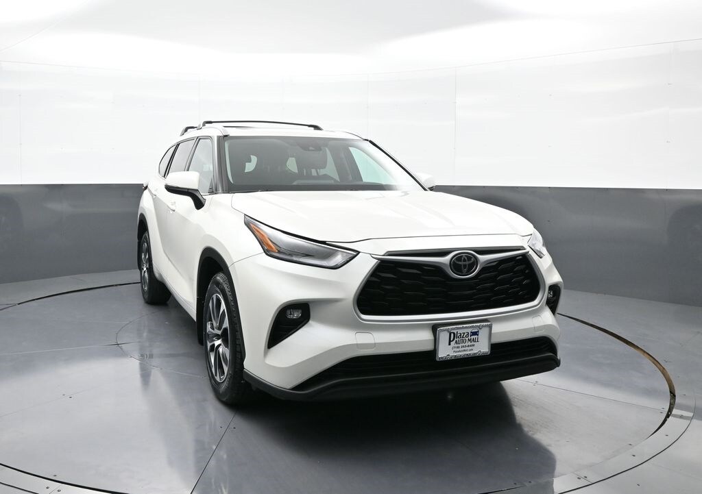 2021 Toyota Highlander XLE photo 3