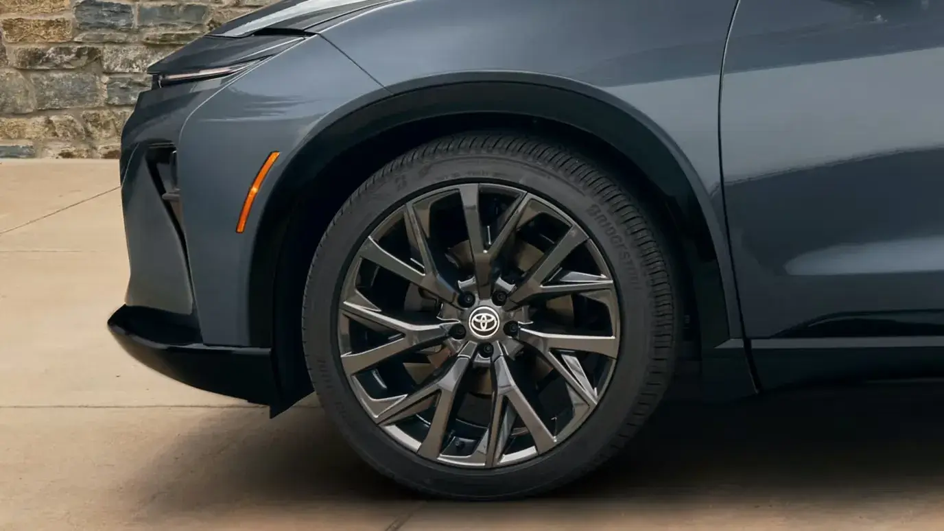 Toyota Crown Signia Limited in Storm Cloud showing its 21-inch alloy wheel and lower body detailing
