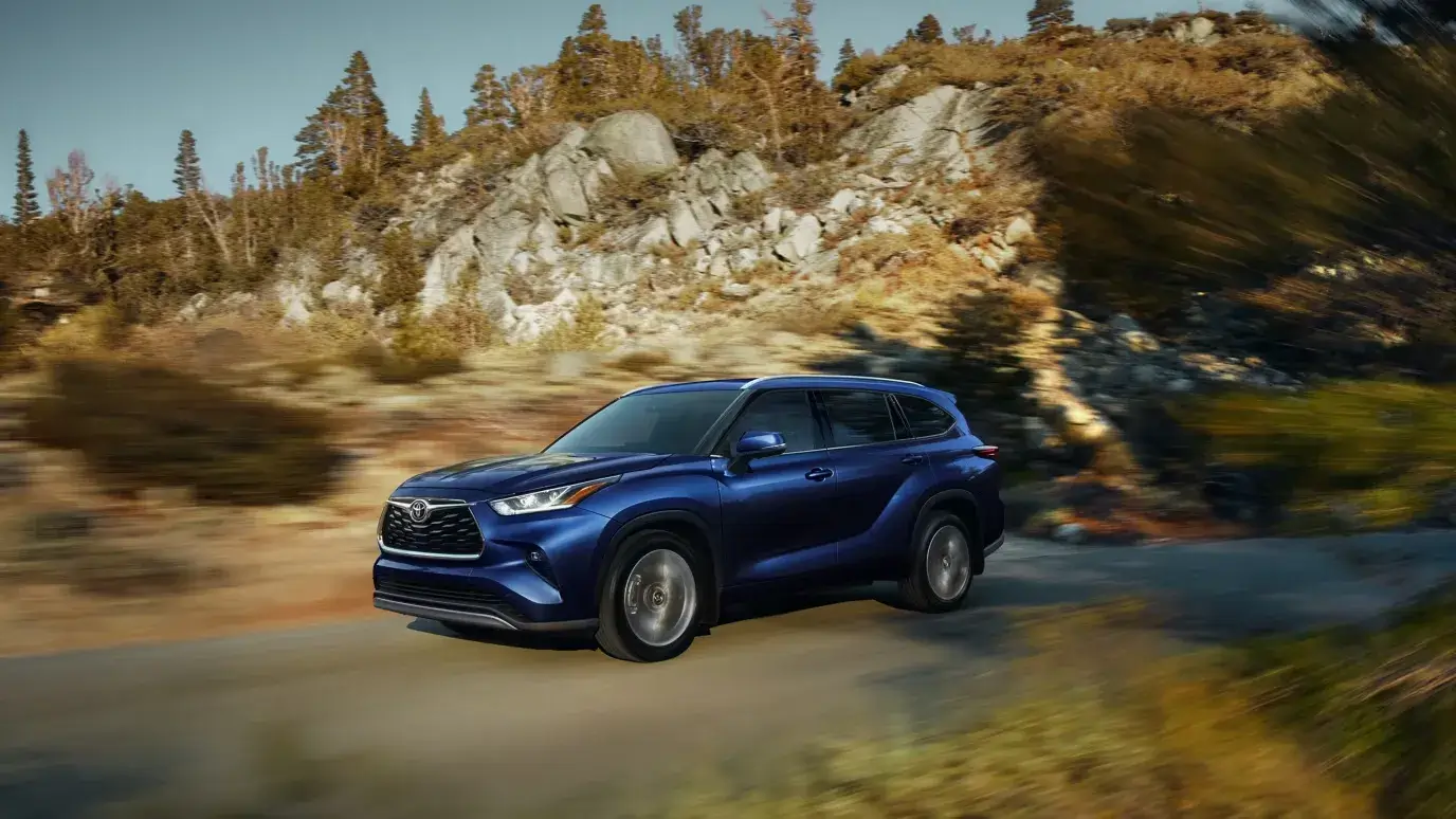 Previous-generation Toyota Highlander shown from the front three-quarter angle after its 2023 mid-cycle restyle