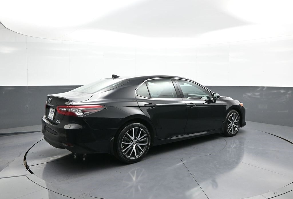 2022 Toyota Camry Hybrid XLE photo 3