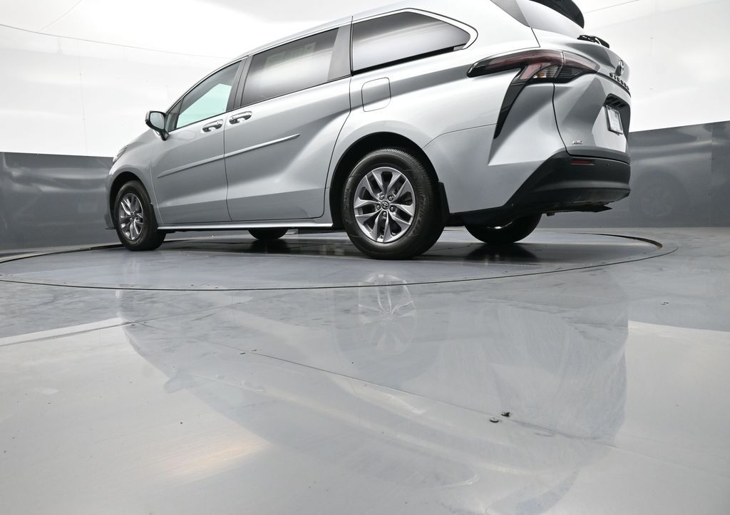 2024 Toyota Sienna XLE - Photo 34