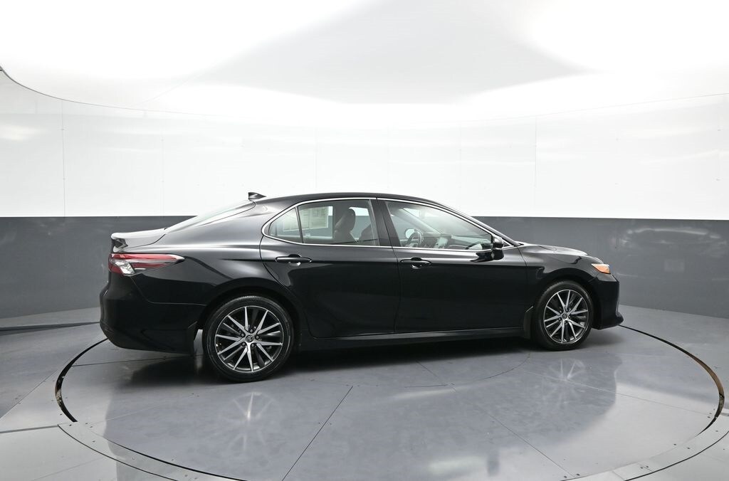 2022 Toyota Camry Hybrid XLE photo 2