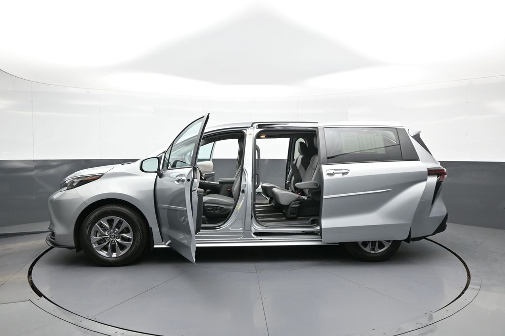 2024 Toyota Sienna XLE - Photo 45