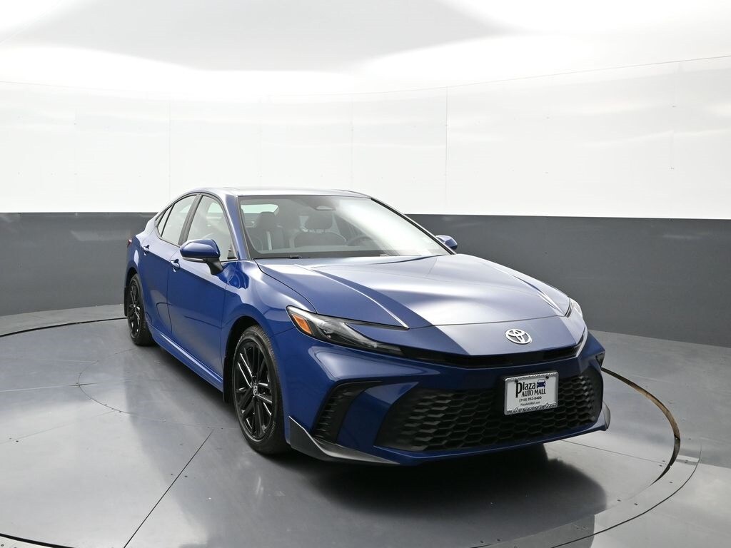 2025 Toyota Camry SE Hybrid photo 3