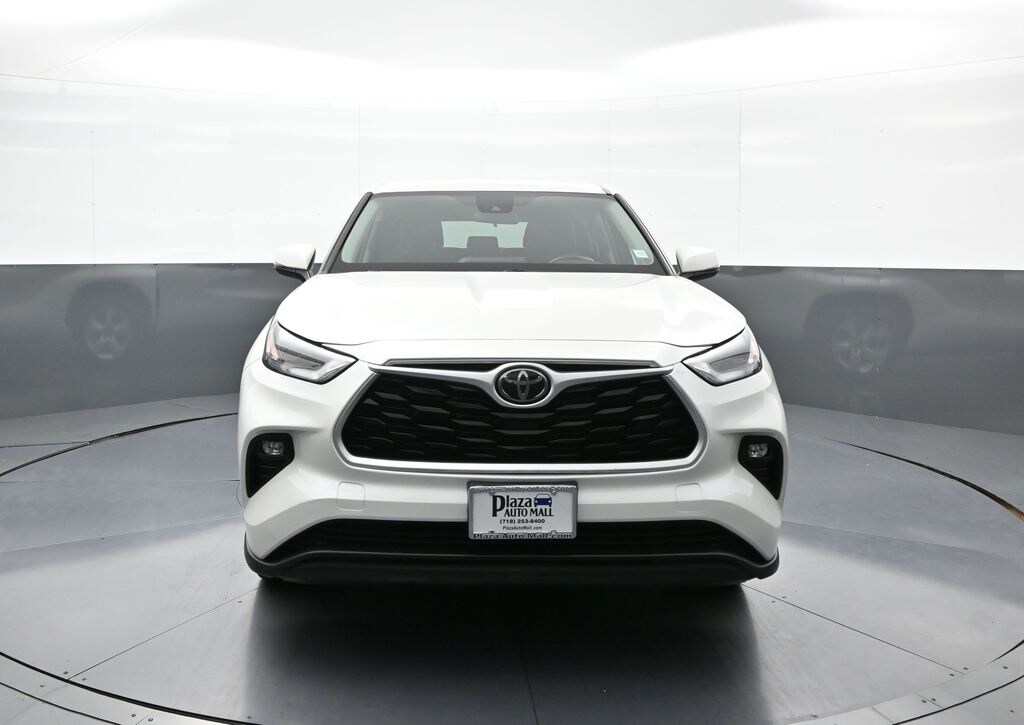 2021 Toyota Highlander LE photo 2