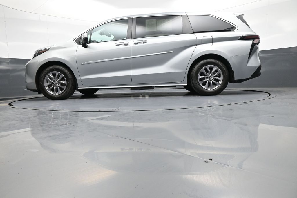 2024 Toyota Sienna XLE - Photo 35